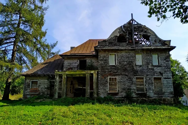 Altes verlassenes jüdisches Gut von Strugach in Ashmany, Gebiet Grodno, Weißrussland, 2020 — Stockfoto