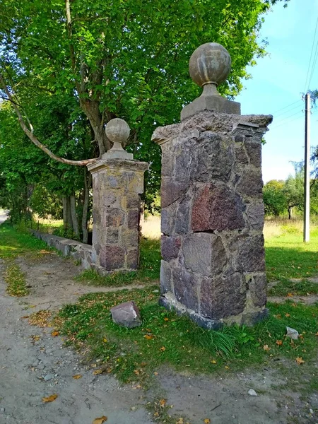 Portão de pedra da Mansão abandonada de Strugach. Ashmyany, região de Grodno, Bielorrússia — Fotografia de Stock