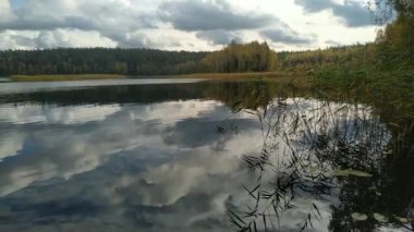Orman Gölü 'nde bulutlar yansıyor. Sakin sonbahar manzarası