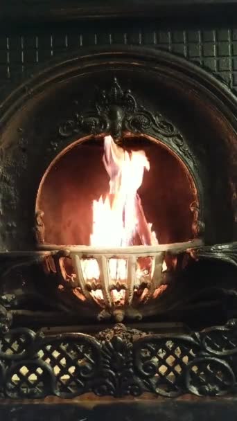 黒鍛造ヴィンテージ暖炉で燃える火 — ストック動画