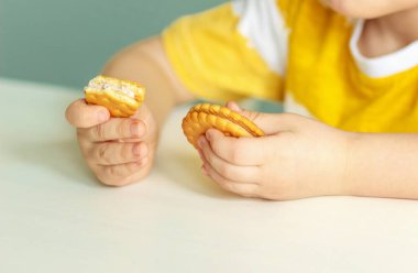 Kurabiye tutan bir el.