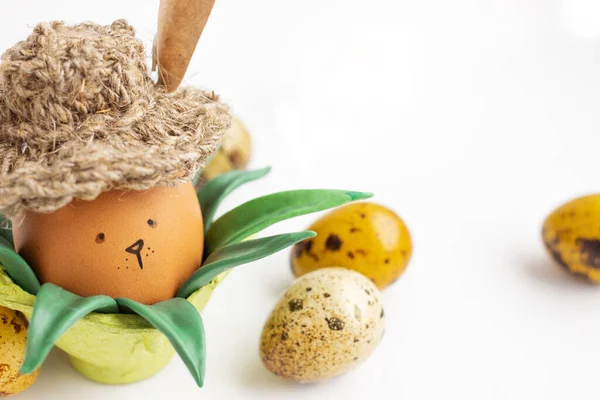 Bir el yeşil çimlerin üzerinde köyün şapkasında Paskalya Tavşanı yaptı.