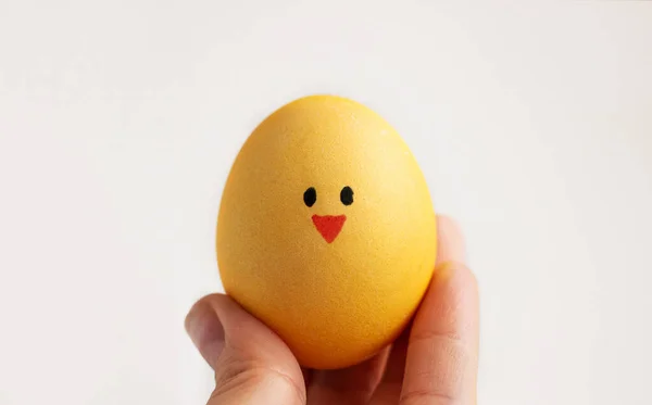 A hand made chicken lies in the palm of your hand — Stock Photo, Image