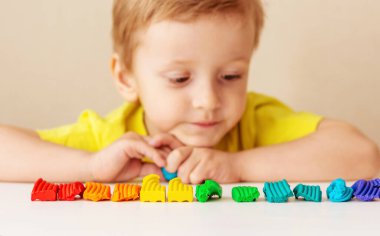 Kafkas bebek sarışın heykeller evde heykeller yapmak için çocuk hamuru, çocuklar ve yaratıcılık, güzel motor becerilerin gelişimi