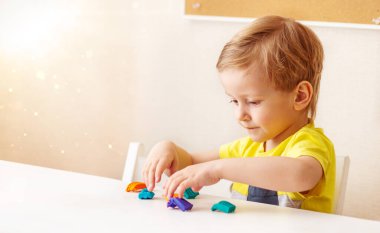 Kafkas bebek sarışın heykeller evde heykeller yapmak için çocuk hamuru, çocuklar ve yaratıcılık, güzel motor becerilerin gelişimi