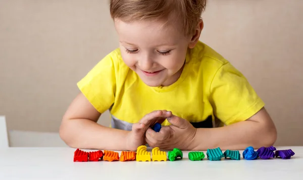 Kafkas bebek sarışın heykeller evde heykeller yapmak için çocuk hamuru, çocuklar ve yaratıcılık, güzel motor becerilerin gelişimi