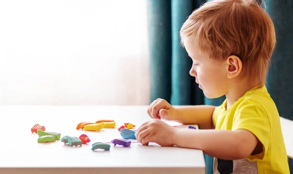 Kafkas bebek sarışın heykeller evde heykeller yapmak için çocuk hamuru, çocuklar ve yaratıcılık, güzel motor becerilerin gelişimi