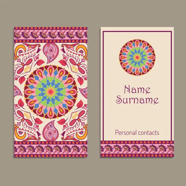 Conjunto de plantillas de tarjetas de visita vectoriales con adorno kalamkari étnico indio. Paisaje floral patrón decorativo — Vector de stock