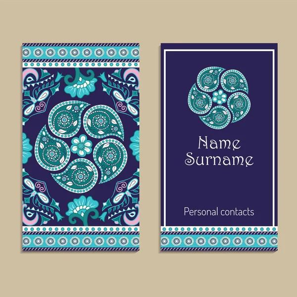 Conjunto de plantillas de tarjetas de visita vectoriales con adorno kalamkari étnico indio. Paisaje floral patrón decorativo — Vector de stock