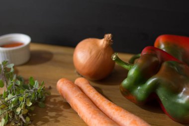 Tahtadaki sebze ve baharatlar