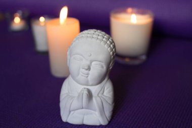 Rahatlama alanında mumlar ve Buddha