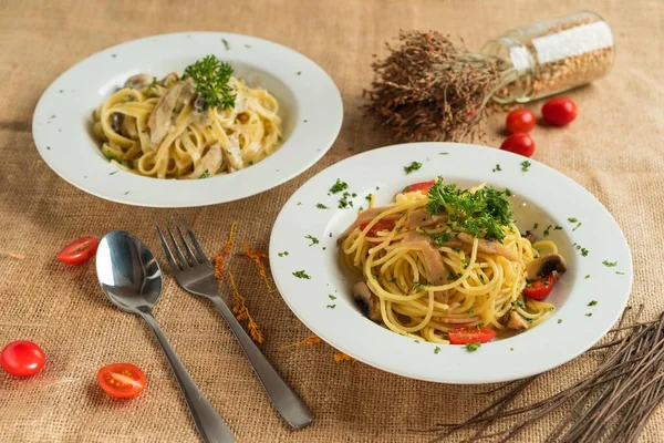 Spaghetti Carbonara Makaron Fettuccine Włoski Ser Spożywczy — Zdjęcie stockowe