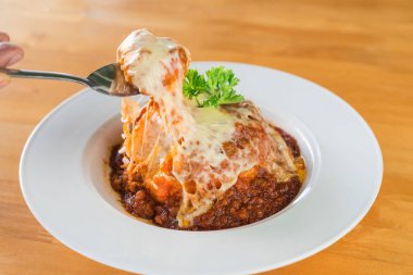 Bolonez soslu pilav ve Mozzarella.