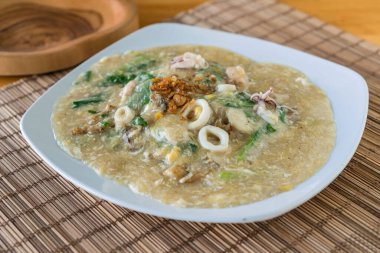 Kalamar, yumurta ve sebzeli taklit köpek balığı çorbası.