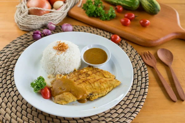 Kana Curry Riisi Puinen Tausta — kuvapankkivalokuva
