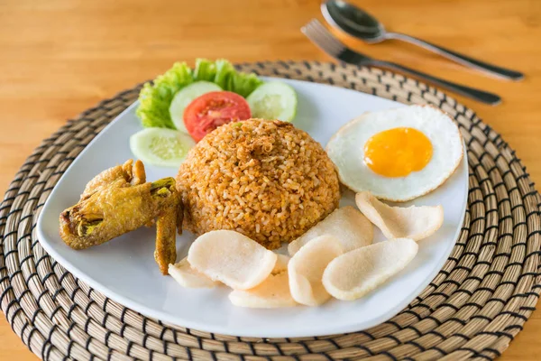 Indonesiska Stried Rice Med Solig Sida Upp Ägg Och Kyckling — Stockfoto