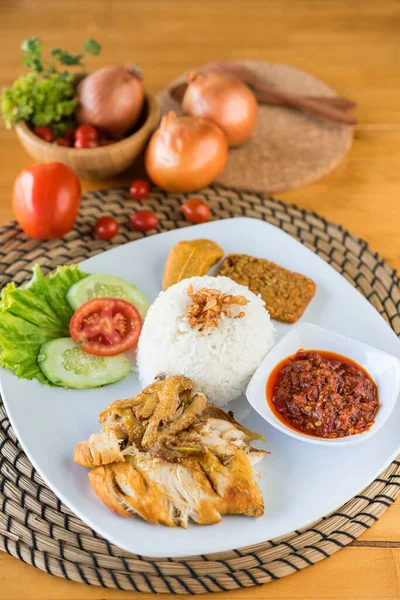 Indonesische Nasi Ayam Geprek — Stockfoto