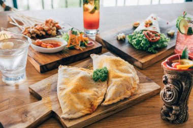 Tahta üzerinde Calzone Pizza