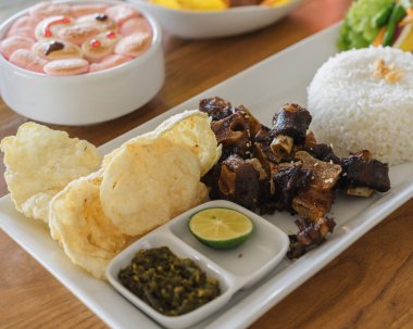 Kızarmış Oxtail çorbası / Sop buntut Goreng