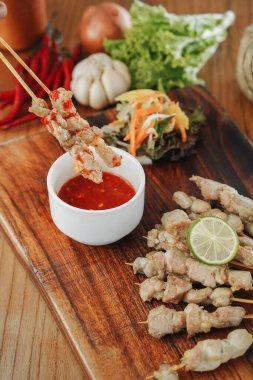 Taichan satay sambal ve limon suyu ile servis edilir.