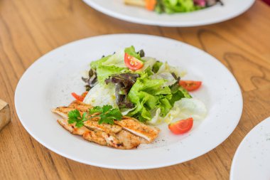 Marul ve domatesli tavuk salatası. 