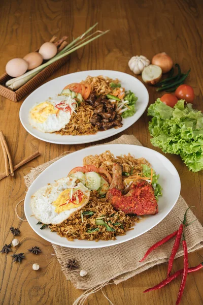 Nasi Goreng Dan Mie Goreng Dengan Sisi Cerah Telur Dan — Stok Foto