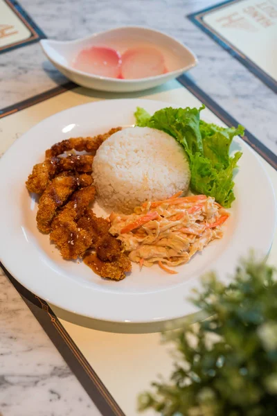 Ayam Nugget Dengan Nasi Dan Mayones Wortel — Stok Foto