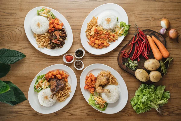 Nasi Ayam Goreng Indonesia — Stok Foto
