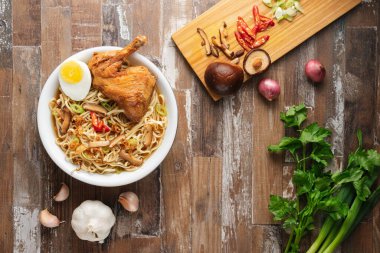 Tavuk çorbası Mie Ayam Bawang, tavuk ve yumurta.