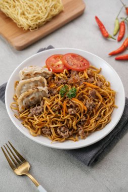 Biftek ve kızarmış börek. Mie Goreng. 