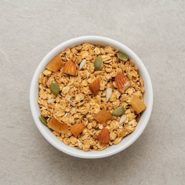 Böğürtlen ve fındıklı sağlıklı tahıl gevreği.