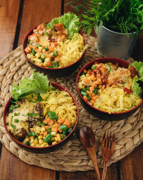 Nasi Campur Dengan Daging Telur Dan Sayuran — Stok Foto