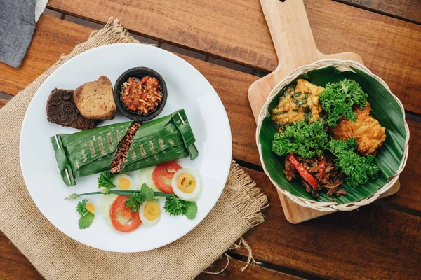 Nasi Panggang Yang Dibungkus Dengan Daun Pisang Pangan Tradisional Indonesia — Stok Foto