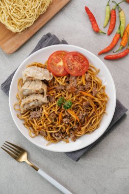 Biftek ve kızarmış börek. Mie Goreng. 