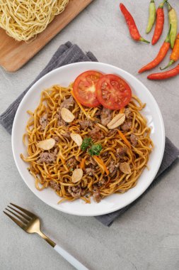 Biftekli kızarmış erişte / Mie Goreng 
