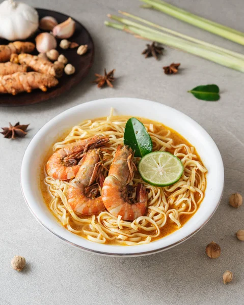 Sup Mie Kari Dengan Udang Mie Kari Ayam — Stok Foto
