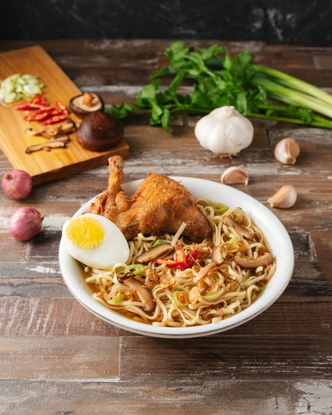 Mie Ayam Bawang Sup Dengan Ayam Dan Telur — Stok Foto