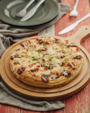 Taze pizza ve yemek malzemeleri.