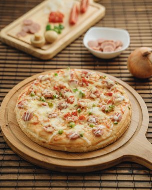 Taze pizza ve yemek malzemeleri.