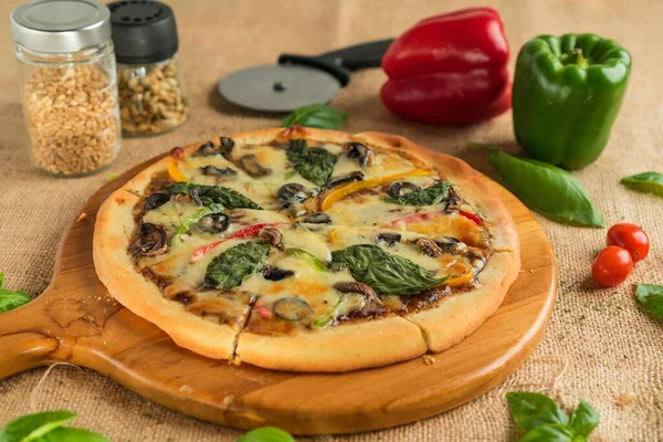 Potongan Pizza Vegetarian Segar Dengan Bahan Bahan Memasak Atas Meja Stok Lukisan  