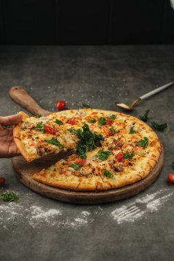 Tahta masada taze pizza dilimi