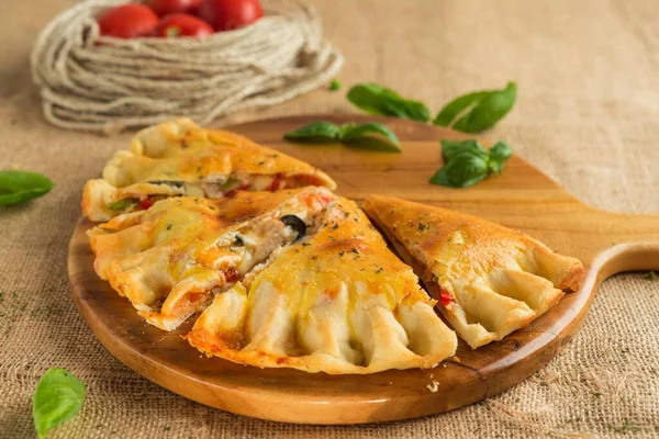 Pizza Calzone Dřevěné Desce — Stock fotografie