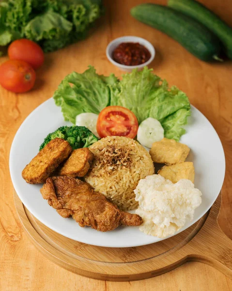 Nasi Ayam Vegetarisk Dengan Sambal – stockfoto