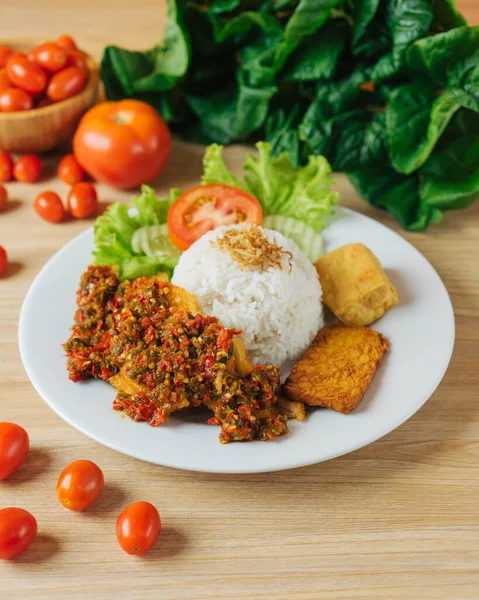 Индонезийская Еда Красный Чили Куриный Рис Nasi Geprek — стоковое фото