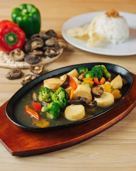 Hot Plate Stir Goreng Tahu Telur Dengan Jamur Dan Brokoli — Stok Foto