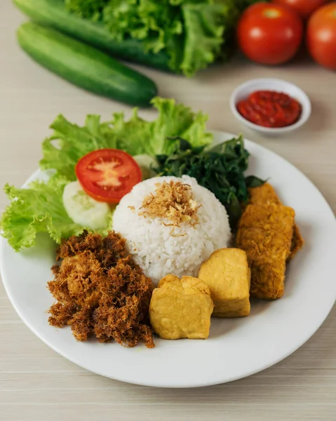 Vegetariskt Kalasanris Med Fried Tofu Och Tempeh — Stockfoto