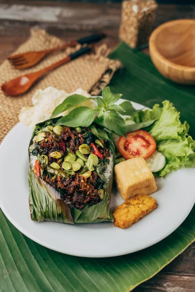 Nasi Panggang Yang Dibungkus Dengan Daun Pisang Pangan Tradisional Indonesia — Stok Foto