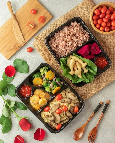 Vegetarische Pilzspaghetti Pasta Und Lunchbox Mit Braunem Reis — Stockfoto