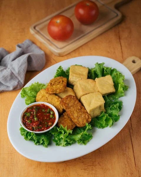 Tofu Goreng Dan Tempeh Dengan Saus Cabai — Stok Foto
