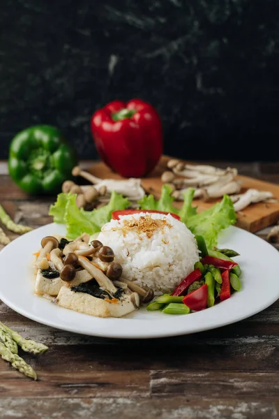 Vegetarian Rumput Laut Tofu Dan Jamur Rice Dish — Stok Foto